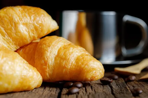 close-up-coffee-beans-table_1048944-25034508